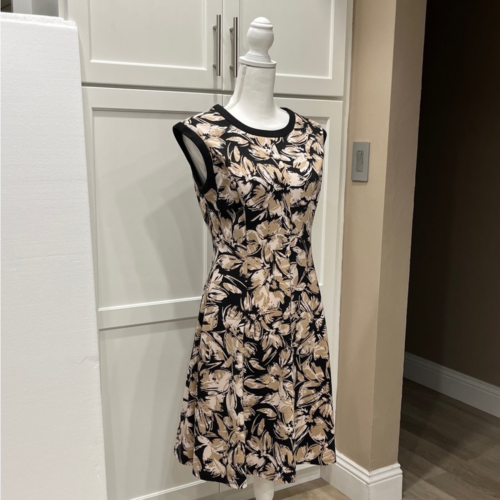 Size 8 Ladies Dress by London Times Beige White Black 95% Poly 5 Spandex